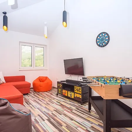 Sleeps 10 With Pool Air Con And Wifi *