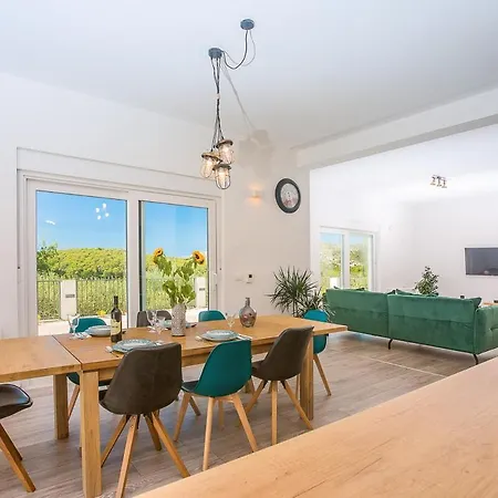 Sleeps 10 With Pool Air Con And Wifi *